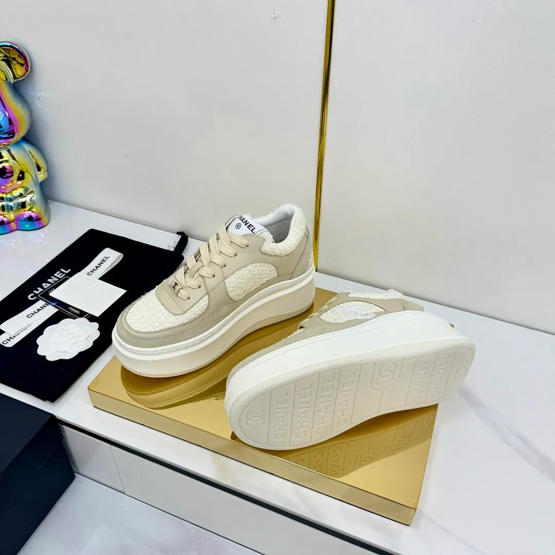 👟👟Ex-factory price 600👟👟 Upgraded version, upgraded version, upgraded version! No rebuttal accepted! ! ! ! Chanel Chanel panda shoes! 2025 counter's top casual sports shoes. This classic design; the upper is electro-embroidered with a variety of techniques; the outsole is fashionable and sporty; the unusual inclusion of a variety of color matching elements... The diversified mix and match is very good-looking and versatile, and can be used for leisure, fashion, sports, and outdoor... ꫛꫀꪝ Go➫ Materials: ❶Upper made of: original imported first-layer silk cowhide + original waterproof cloth + original first-layer cowhide ❷Inner lining: Original Yangli+Net ❸Outsole based on: Original TPU combination outsole Counter boutique packaging complete set for women 35–41 👉 👉 👉 👉 👉
